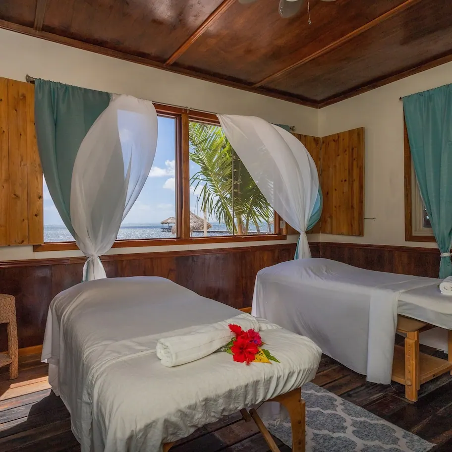 Guest room in the Captain Morgan’s Retreat photo gallery