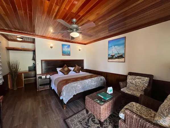 Guest room in the Captain Morgan’s Retreat photo gallery