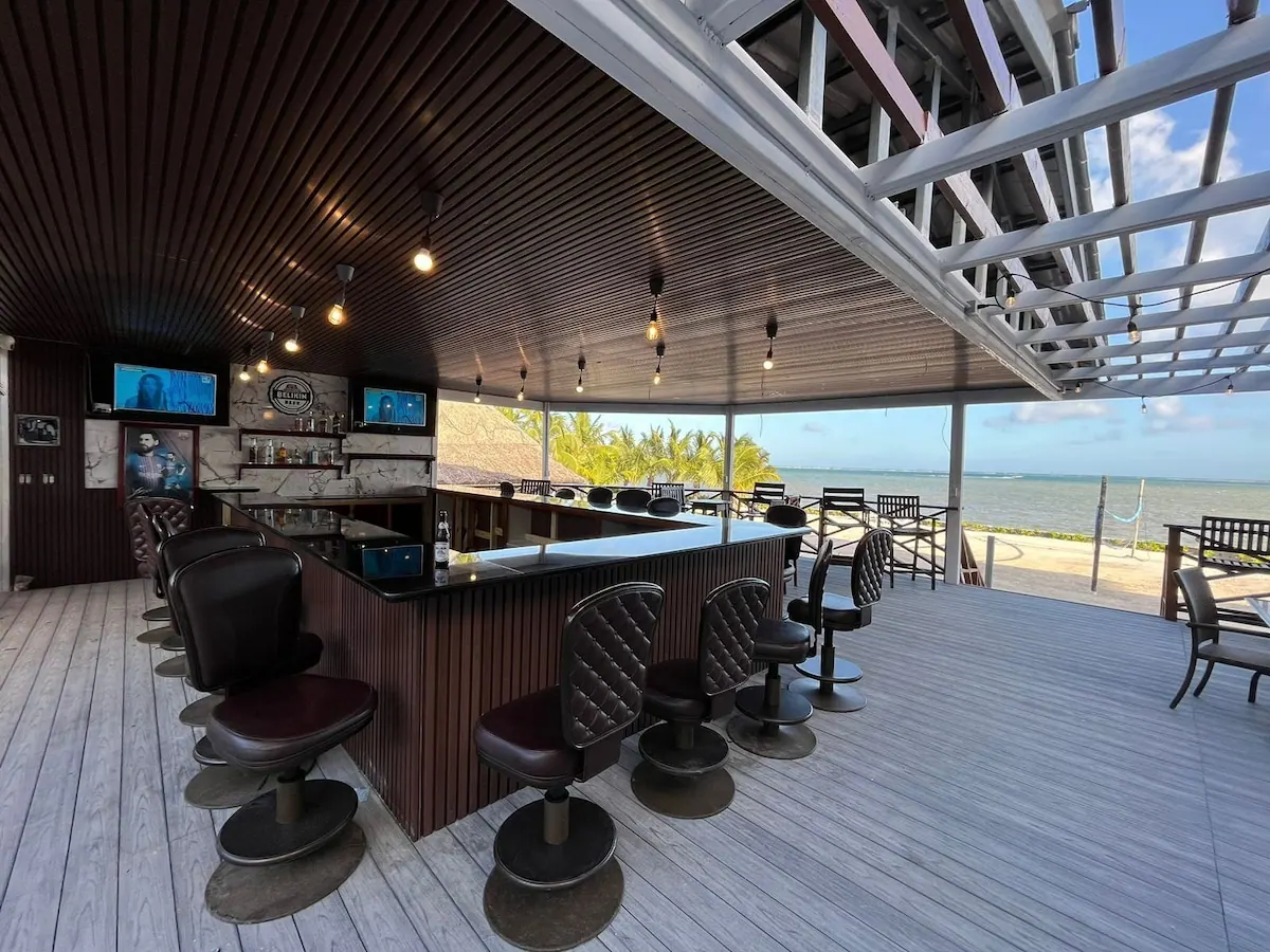 Dining area in the Captain Morgan’s Retreat photo gallery