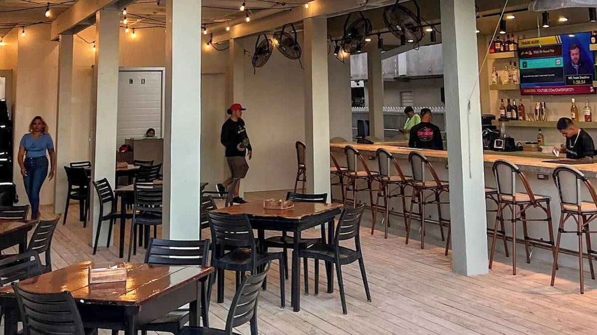 Dining area in the Drift Inn San Pedro photo gallery