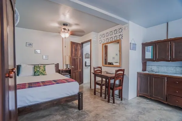 Guest room in the Drift Inn San Pedro photo gallery