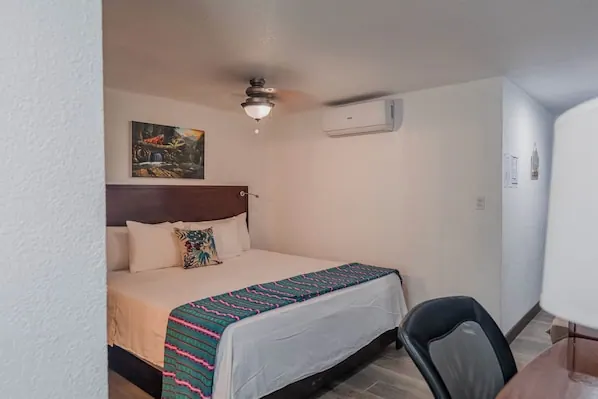 Guest room in the Drift Inn San Pedro photo gallery